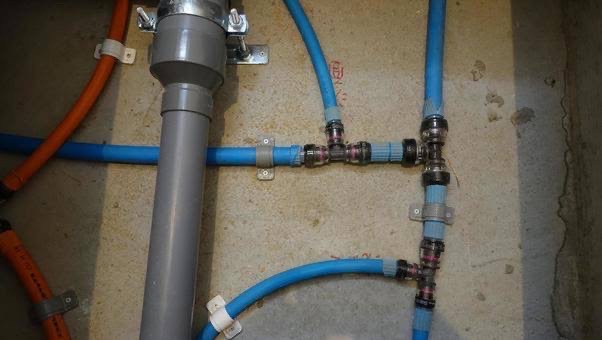 床下配管の接続部を修理した様子